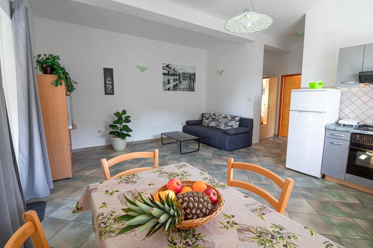 Apartments Sandra Kornić Eksteriør billede